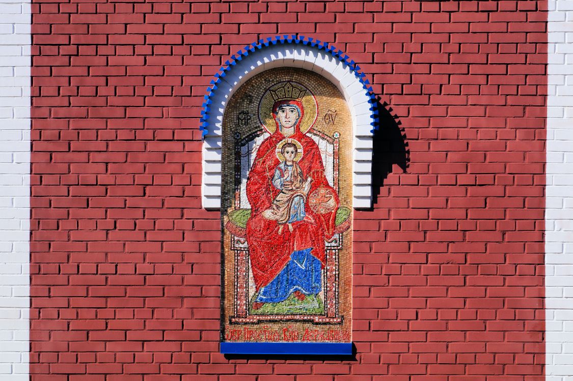 Церковь Державной иконы Божией Матери, Собинка (Собинский район, Владимирская область). дополнительная информация, Образ Пресвятой Богородицы Державная, фасад апсиды, техника мозаики