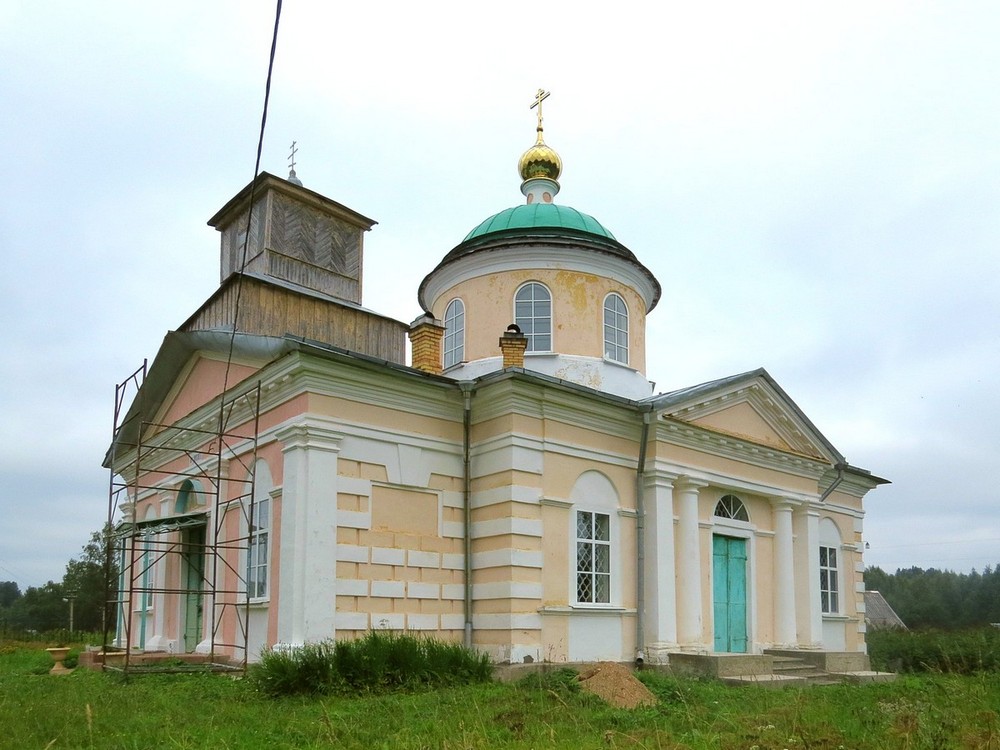 Перетно. Церковь Троицы Живоначальной. фасады