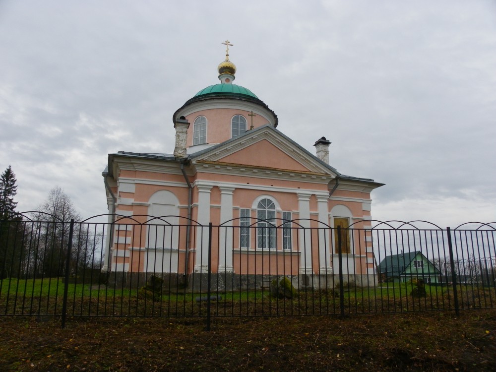 Перетно. Церковь Троицы Живоначальной. фасады