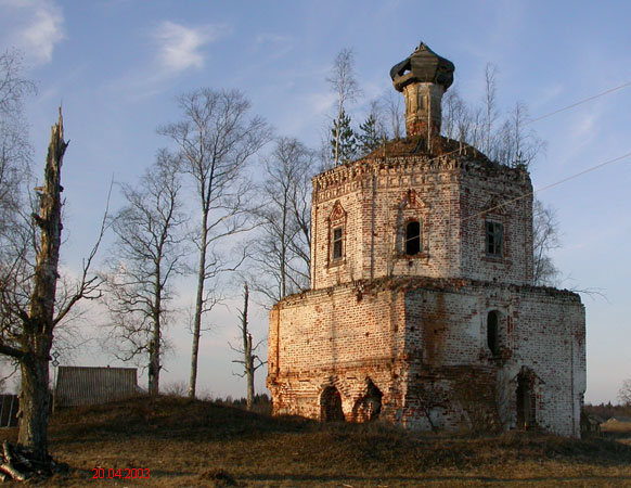 Церковь Троицы Живоначальной, Рабежа (Демянский район, Новгородская область). общий вид в ландшафте