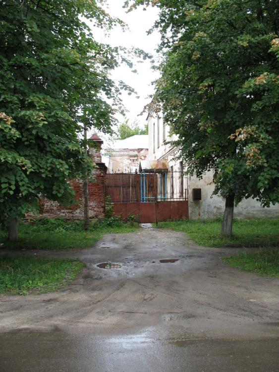 Церковь Николая Чудотворца при тюремном замке, Шуя (Шуйский район, Ивановская область). дополнительная информация, Церковь расположена за забором во внутреннем дворе. Вид с Союзной пл., напротив Покровской церкви.