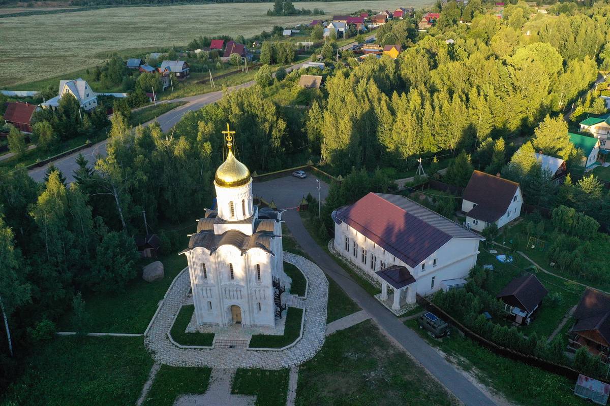 общий вид в ландшафте. Церковь иконы Божией Матери "Живоносный источник", Лызлово (Рузский городской округ, Московская область)