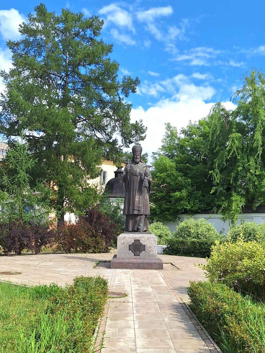 Спасо-Вифанский монастырь, Сергиев Посад (Сергиево-Посадский городской округ, Московская область). дополнительная информация,  Памятник мирополиту Платону 
