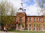 Церковь Пантелеимона Целителя при Приюте слепых детей, Южный фасад, южный вход первоначального корпуса приюта слепых детей. Над центральным входом домовая церковь Пантелеимона. На фасаде выделена шатром.<br>, Владимир, Владимир, город, Владимирская область