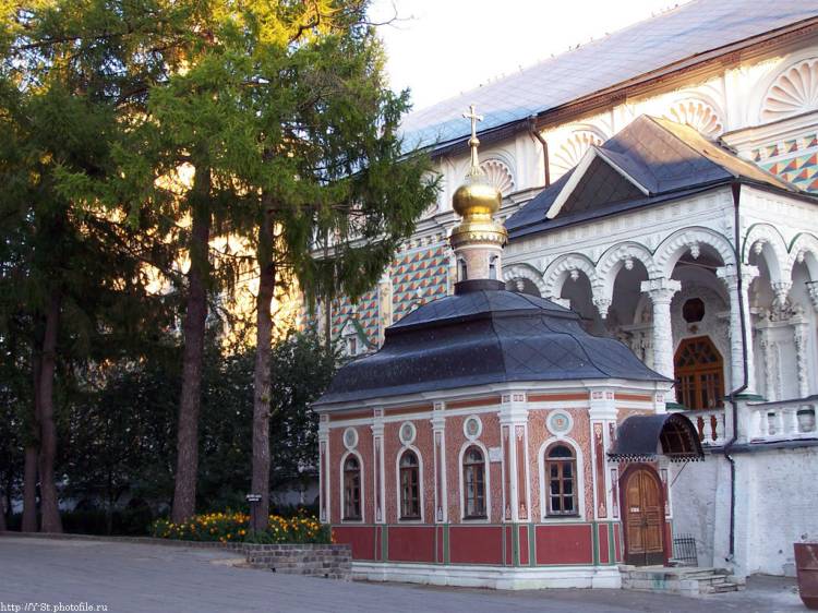Троице-Сергиева Лавра. Церковь Явления Пресвятой Богородицы Сергию Радонежскому, Сергиев Посад (Сергиево-Посадский городской округ, Московская область). фасады, На фоне крыльца трапезной с церковью Сергия Радонежского