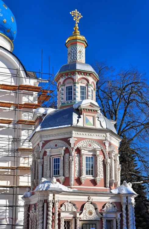 Сергиев Посад. Троице-Сергиева Лавра. Надкладезная часовня. фасады