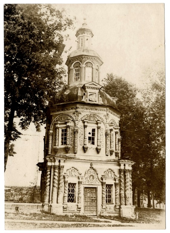 Троице-Сергиева Лавра. Надкладезная часовня, Сергиев Посад (Сергиево-Посадский городской округ, Московская область). архивная фотография, Частная коллекция. Фото 1920-х годов