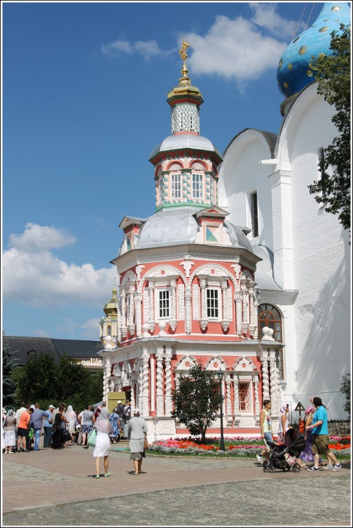 Сергиев Посад. Троице-Сергиева Лавра. Надкладезная часовня. фасады