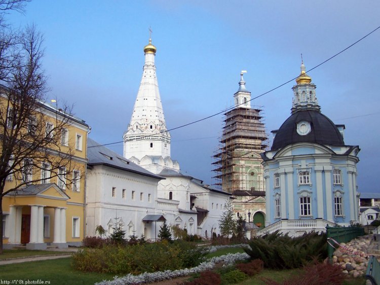 Сергиев Посад. Троице-Сергиева Лавра. Церковь Зосимы и Савватия при больничных палатах. общий вид в ландшафте, Слева - больничные палаты с храмом Зосимы и Савватия, справа - Смоленская церковь. Позади - Каличья башня.   