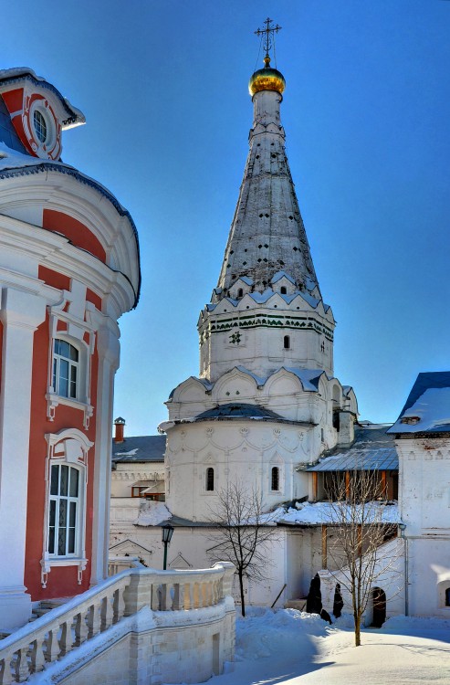 Сергиев Посад. Троице-Сергиева Лавра. Церковь Зосимы и Савватия при больничных палатах. фасады