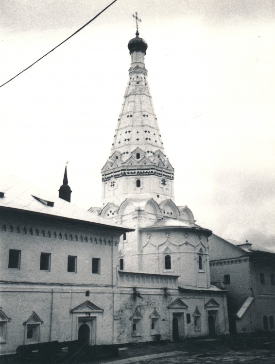 Сергиев Посад. Троице-Сергиева Лавра. Церковь Зосимы и Савватия при больничных палатах. фасады