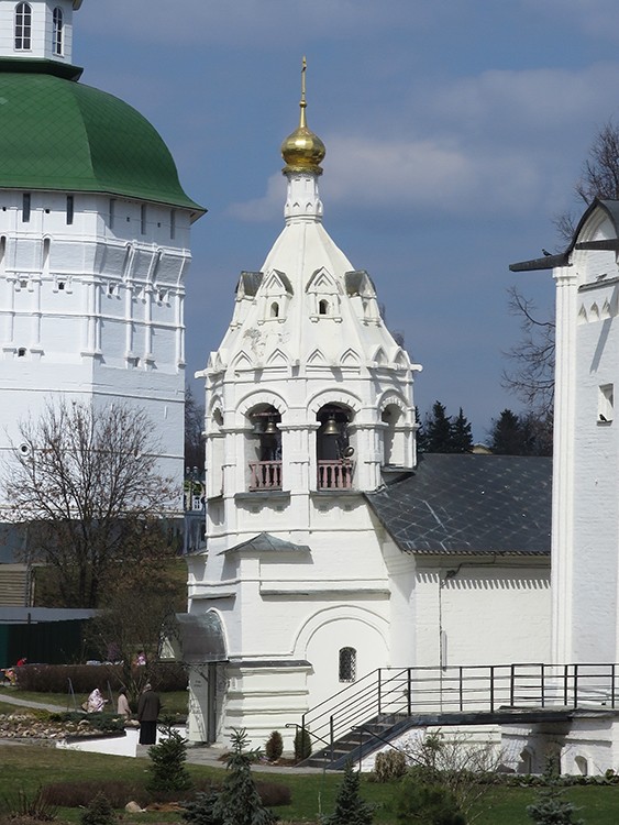 Церковь Параскевы Пятницы на Подоле, Сергиев Посад (Сергиево-Посадский городской округ, Московская область). фасады, Колокольня церкви Параскевы Пятницы на Подоле имеет заметный наклон от вертикали.