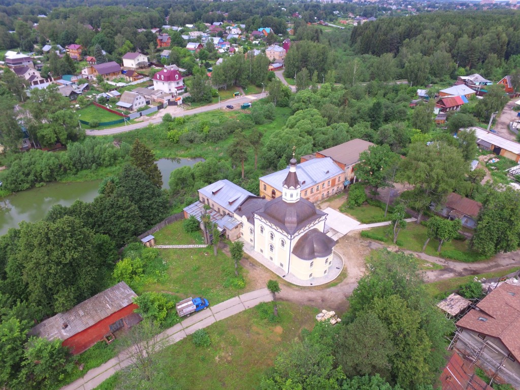 Сергиев Посад. Церковь Боголюбской иконы Божией Матери бывш. Боголюбской киновии. общий вид в ландшафте, Вид с юго-востока, фото с квадрокоптера