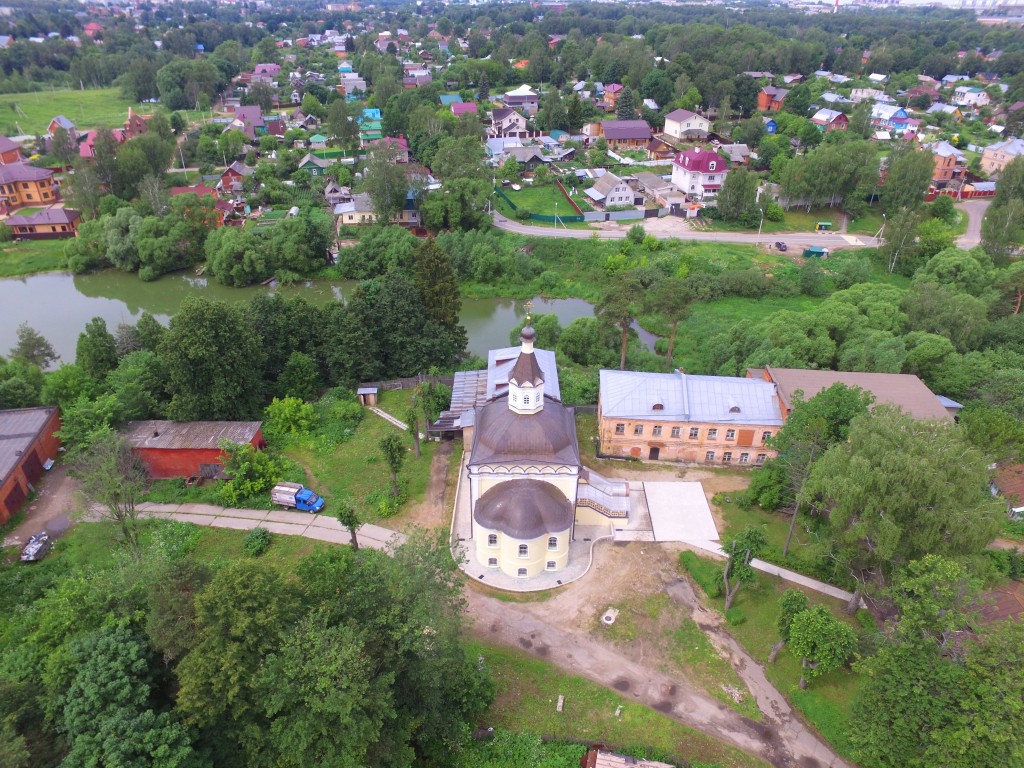 Церковь Боголюбской иконы Божией Матери бывш. Боголюбской киновии, Сергиев Посад (Сергиево-Посадский городской округ, Московская область). общий вид в ландшафте, Вид с востока, фото с квадрокоптера