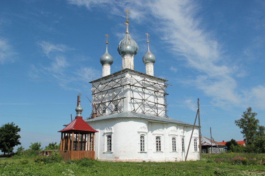 Угодичи. Церковь Николая Чудотворца. общий вид в ландшафте