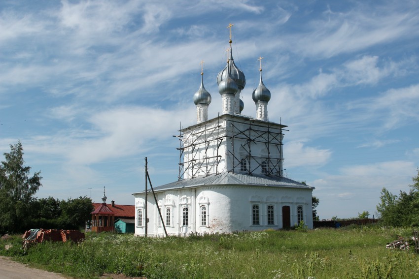 Угодичи. Церковь Николая Чудотворца. общий вид в ландшафте