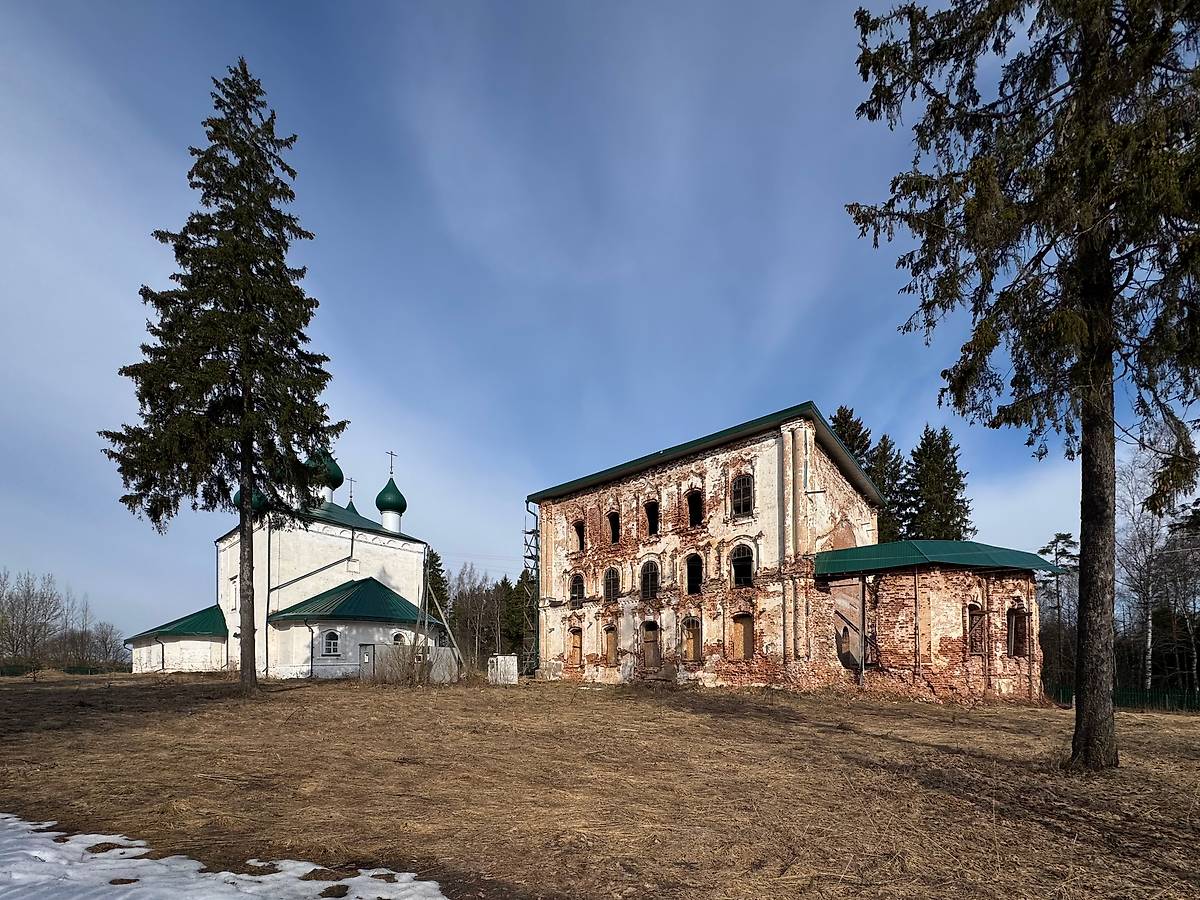 Вид с юго-востока, общий вид в ландшафте. Храмовый комплекс. Церкви Троицы Живоначальной и Преображения Господня, Улома (Череповецкий район, Вологодская область)