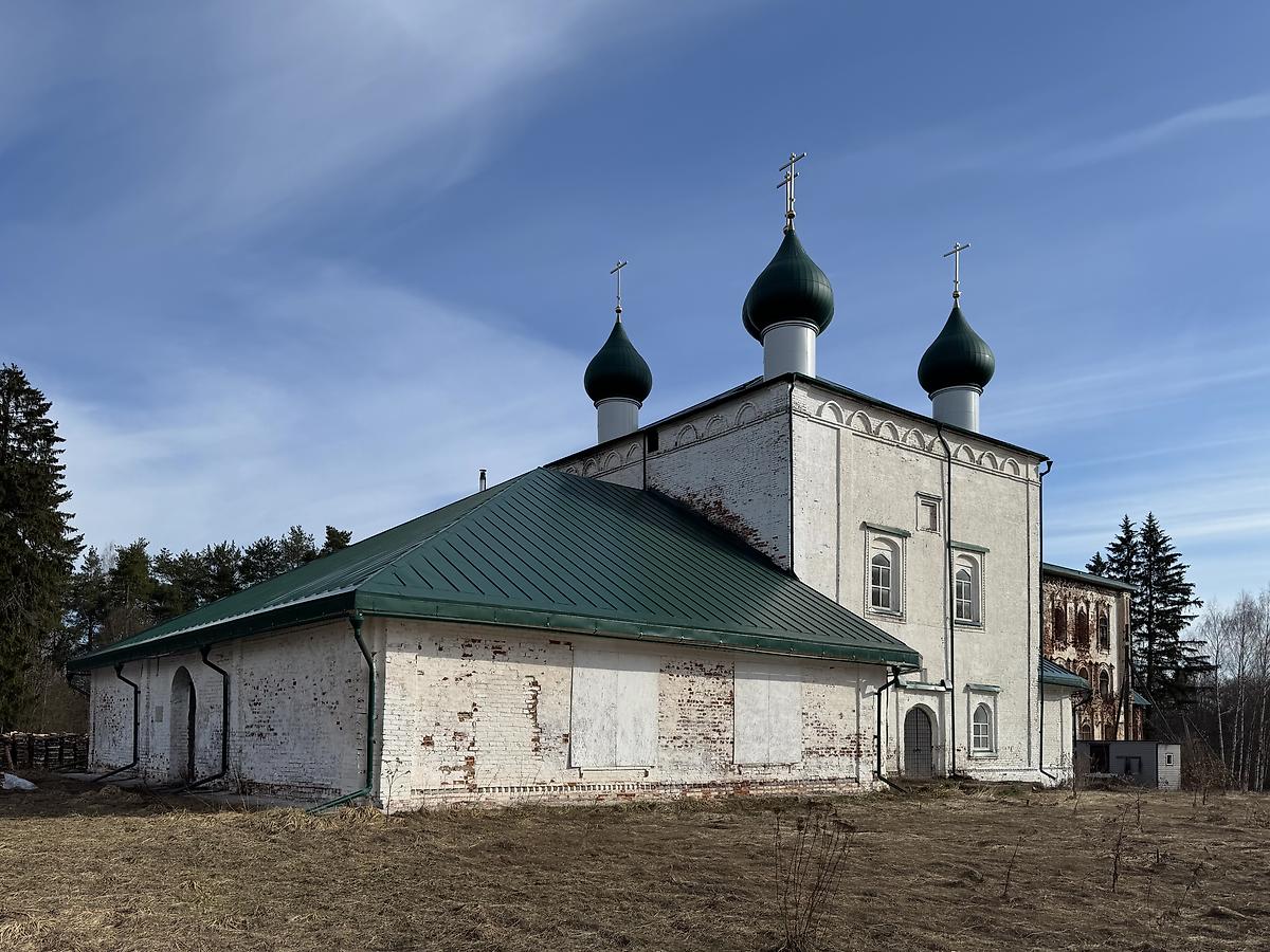 Вид с юго-запада, фасады. Церковь Спаса Всемилостивого, Улома (Череповецкий район, Вологодская область)