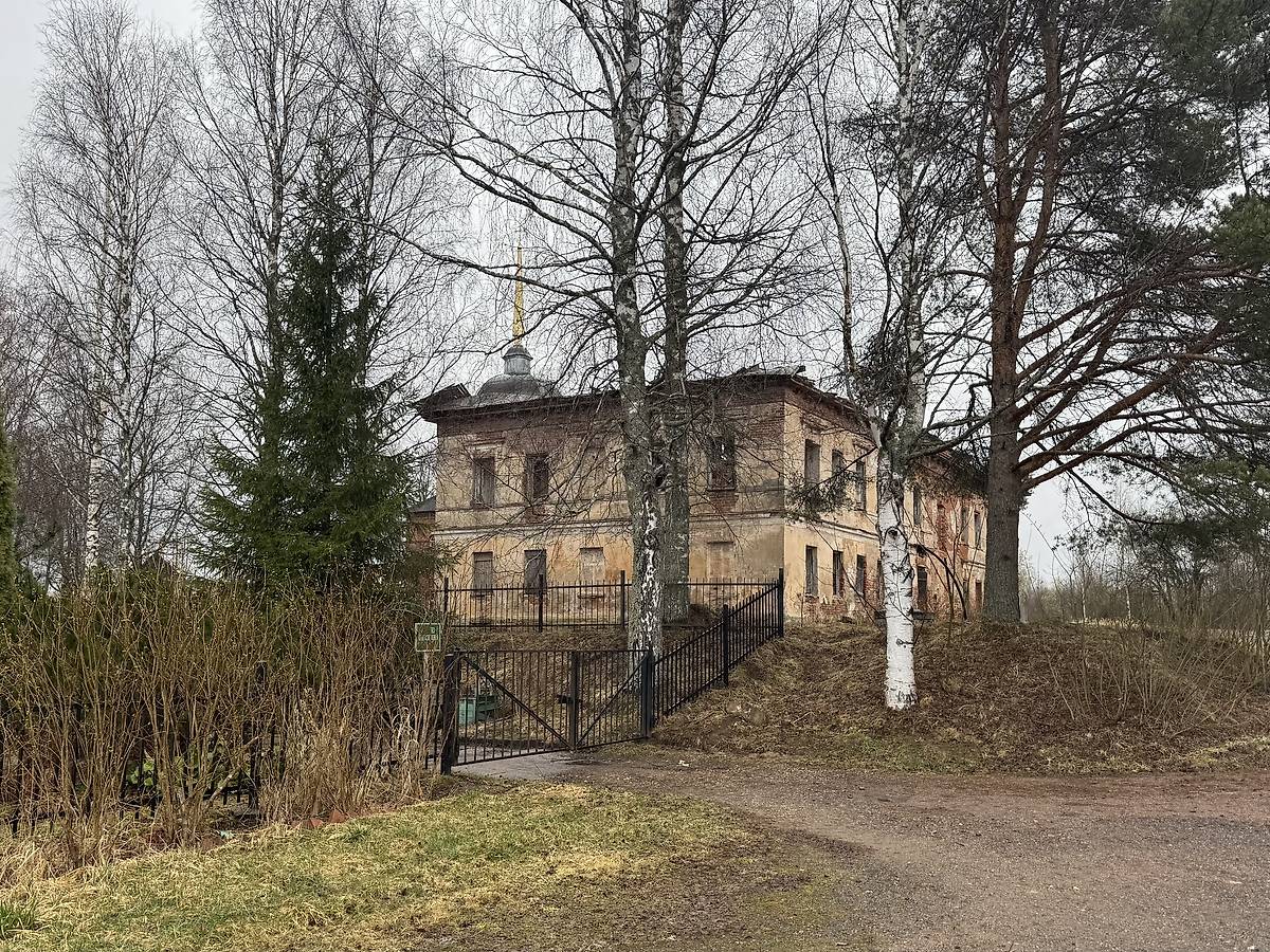 Юго-западный корпус, архитектурные детали. Антониево-Дымский монастырь, Красный Броневик (Бокситогорский район, Ленинградская область)