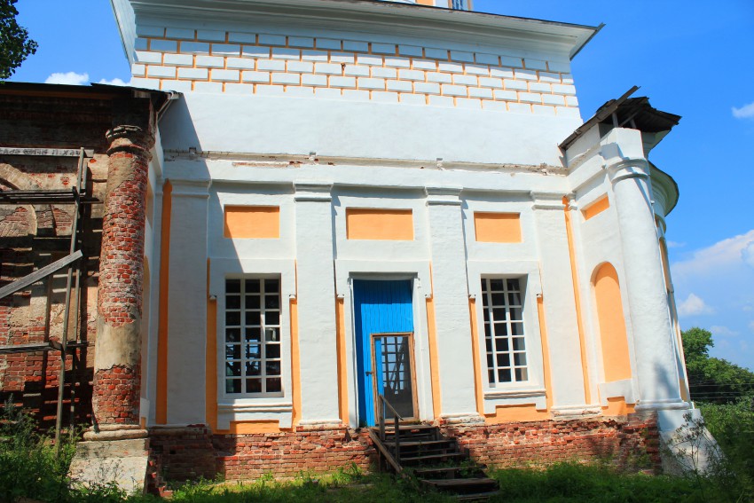 Церковь Тихвинской иконы Божией Матери, Рюминское (Александровский район, Владимирская область). архитектурные детали, Южный фасад основного объема храма