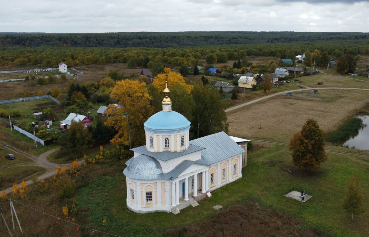 Рюминское. Церковь Тихвинской иконы Божией Матери. общий вид в ландшафте