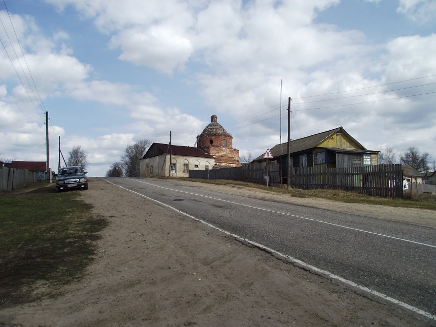 Мошнино. Церковь Покрова Пресвятой Богородицы. общий вид в ландшафте