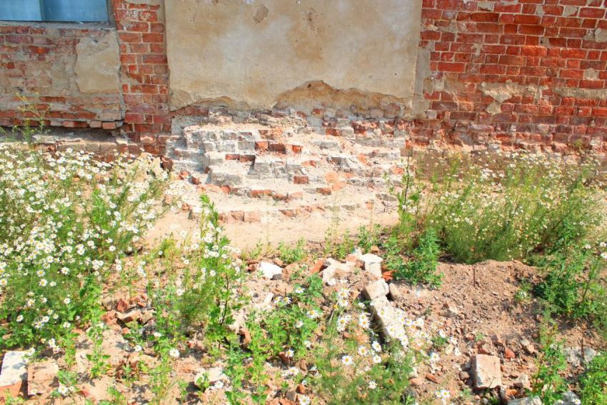 Церковь Покрова Пресвятой Богородицы, Мошнино (Александровский район, Владимирская область). дополнительная информация, Фрагмент фундамента колокольни