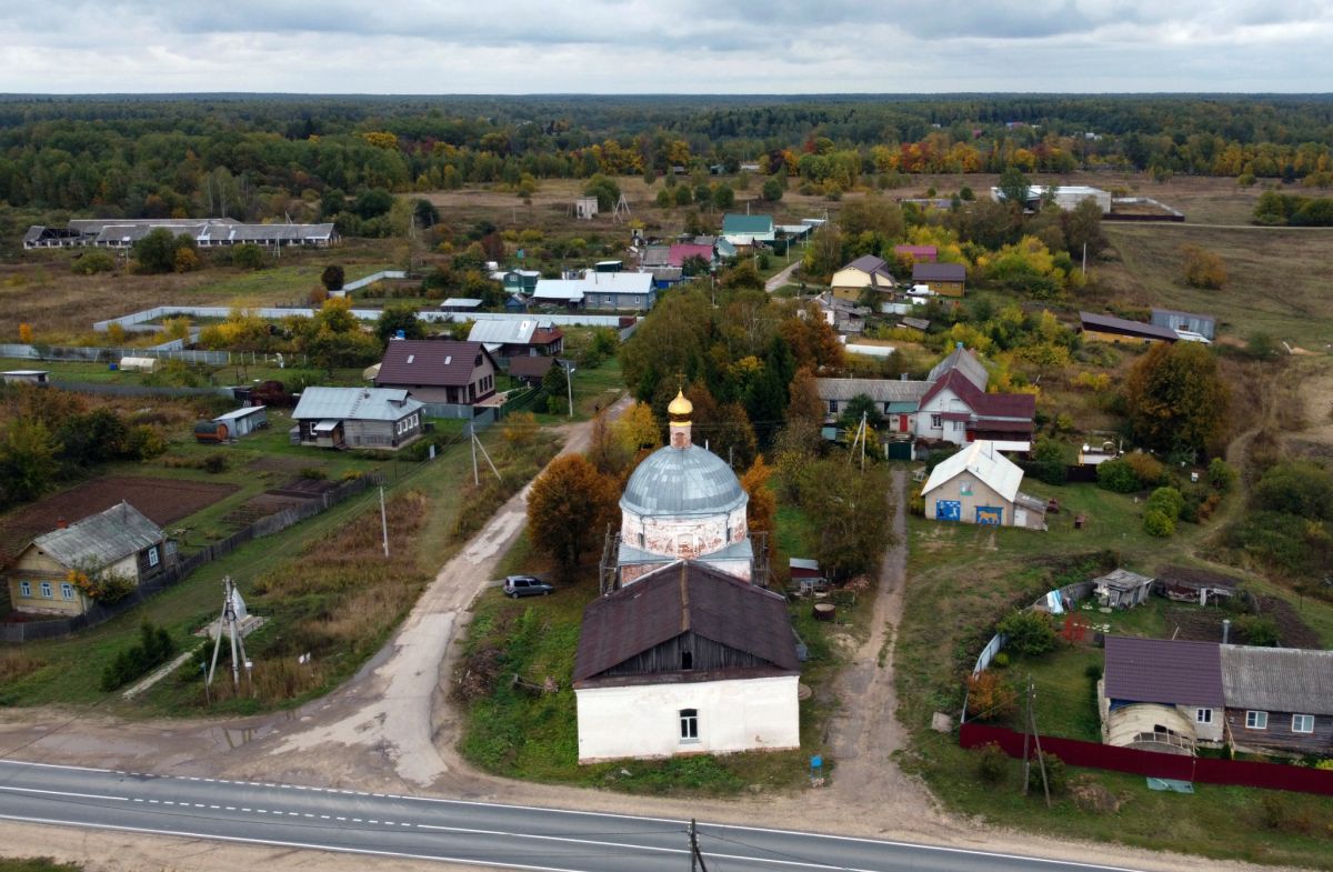 Церковь Покрова Пресвятой Богородицы, Мошнино (Александровский район, Владимирская область). общий вид в ландшафте
