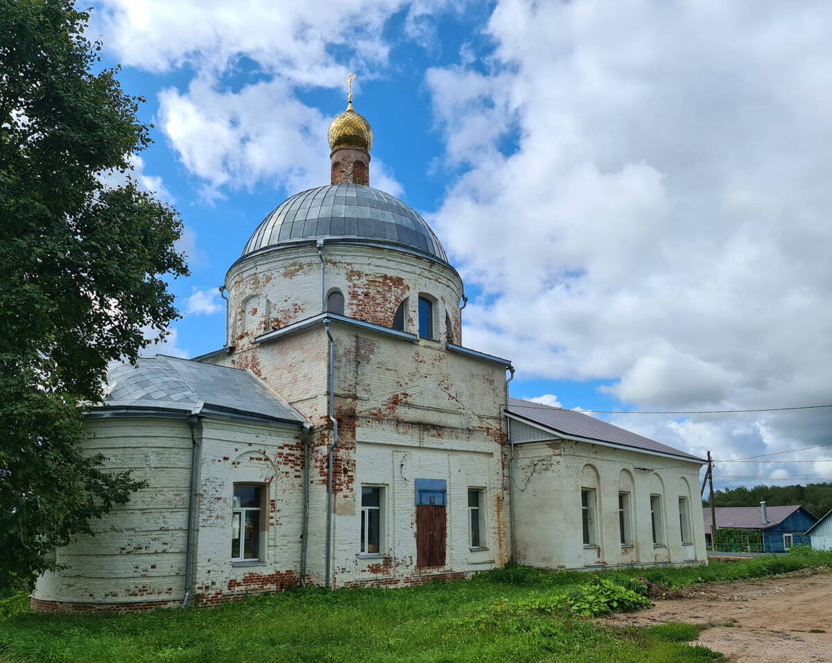 Церковь Покрова Пресвятой Богородицы, Мошнино (Александровский район, Владимирская область). общий вид в ландшафте, Вид с северо-востока