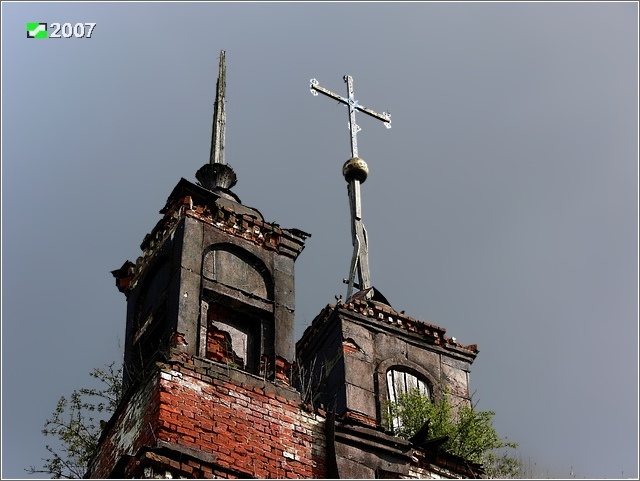 Церковь Рождества Пресвятой Богородицы, Большие Вески (Александровский район, Владимирская область). архитектурные детали, Вид на северо-западную боковую главу (слева) и центральную главу (справа) основного объёма. Неординарная и редкая в этой местности архитектурная замена обычных круглых барабанов под луковицы глав решением с прямоугольными постаментами