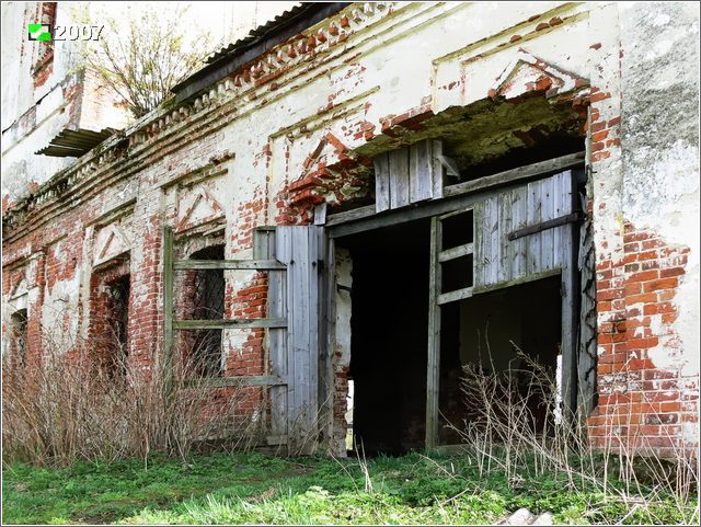 Большие Вески. Церковь Рождества Пресвятой Богородицы. архитектурные детали, Северный фасад трапезной с пробитыми под хознужды воротами