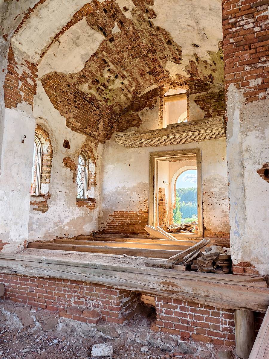 Западная стена храма изнутри и главный выход, интерьер и убранство. Церковь Казанской иконы Божией Матери, Белая Гора (Кондопожский район, Республика Карелия)