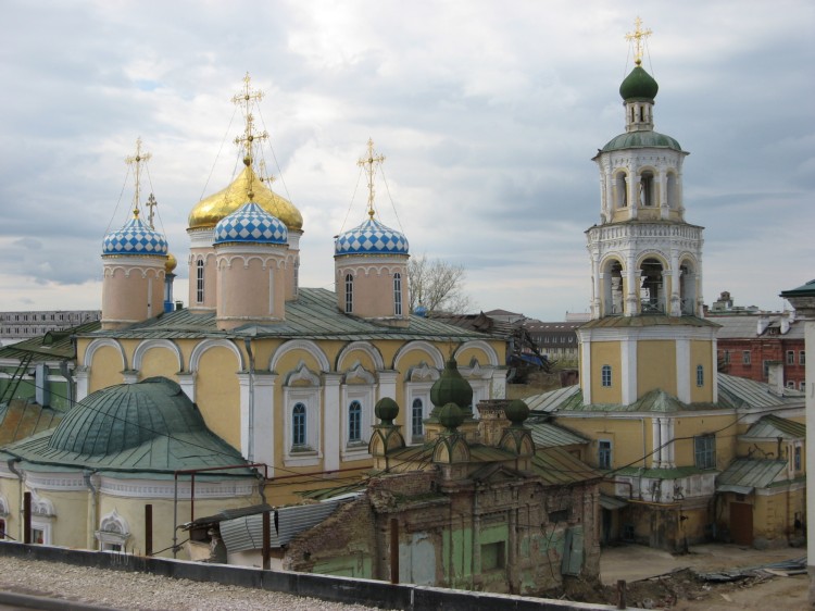 Вахитовский район. Собор Николая Чудотворца. фасады, На переднем плане часовня Иоанна Воина, превращенная в трансформаторную будку.