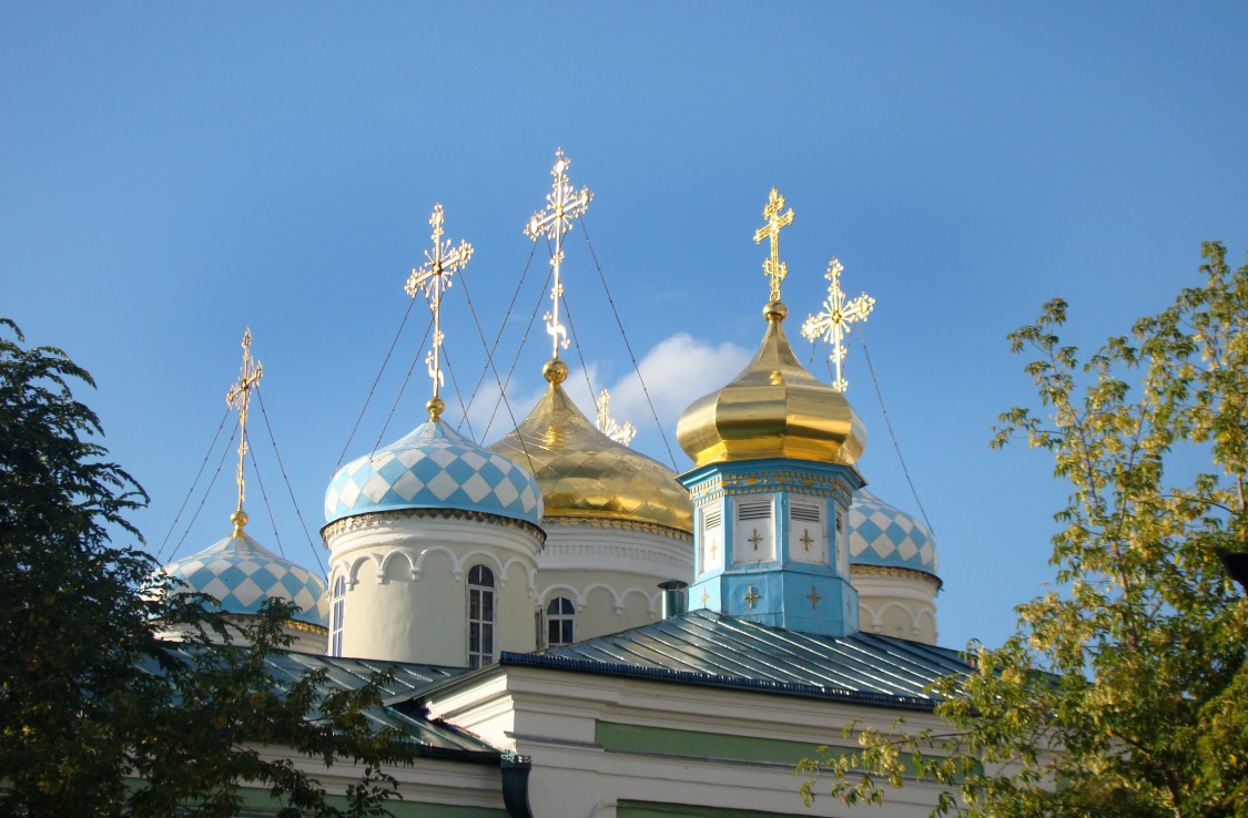 Собор Николая Чудотворца, Вахитовский район (Казань, город, Республика Татарстан). архитектурные детали, Купола и кресты при закатном солнце