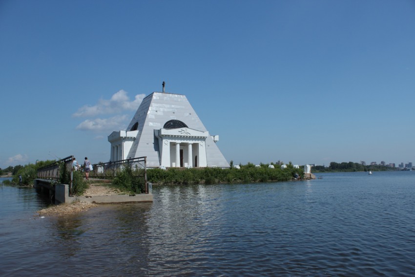 Кировский район. Храм-памятник Спаса Нерукотворного Образа. общий вид в ландшафте