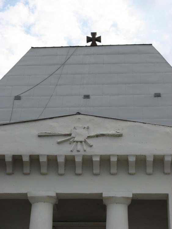 Храм-памятник Спаса Нерукотворного Образа, Кировский район (Казань, город, Республика Татарстан). архитектурные детали, Венчает храм не обычный крест, а изображение солдатского Георгиевского креста