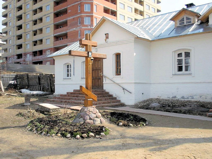 Церковь Сошествия Святого Духа на Клементьевском (Никольском) кладбище, Сергиев Посад (Сергиево-Посадский городской округ, Московская область). дополнительная информация, На переднем плане - поклонный крест, на дальнем плане - дом причта