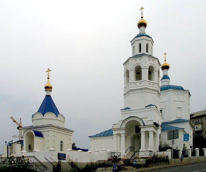 Церковь Параскевы Пятницы (Рождества Пресвятой Богородицы), Вахитовский район (Казань, город, Республика Татарстан). фасады, Слева часовня иконы Божией Матери "Всецарица"