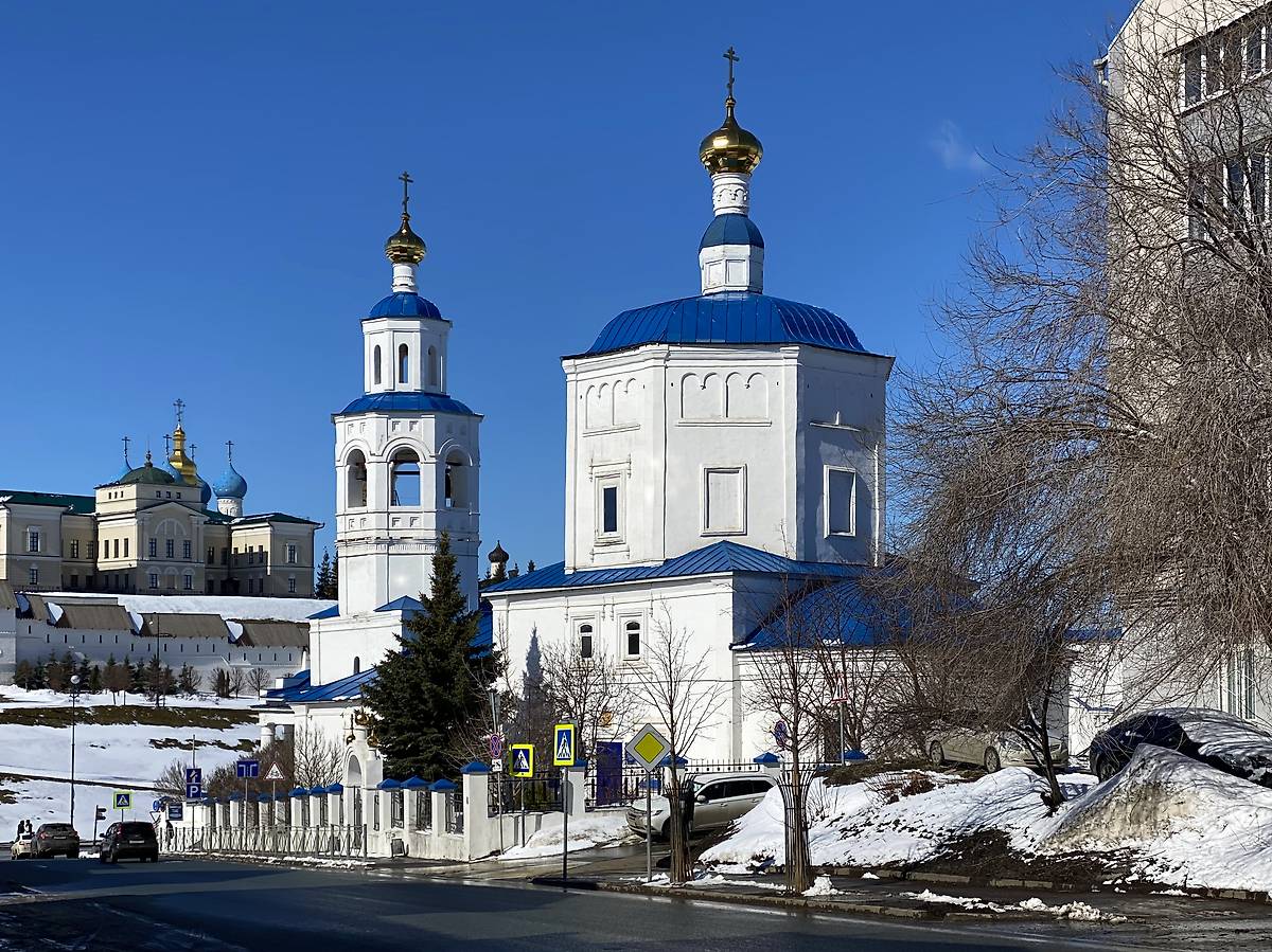 Вид вдоль Большой Красной ул., на фоне кремля, общий вид в ландшафте. Церковь Параскевы Пятницы (Рождества Пресвятой Богородицы), Вахитовский район (Казань, город, Республика Татарстан)
