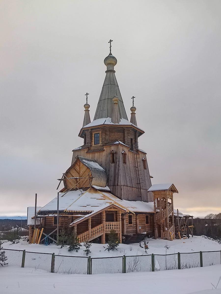 При реставрации бетонные стены были обшиты досками, фасады. Церковь Николая Чудотворца, Повенец (Медвежьегорский район, Республика Карелия)