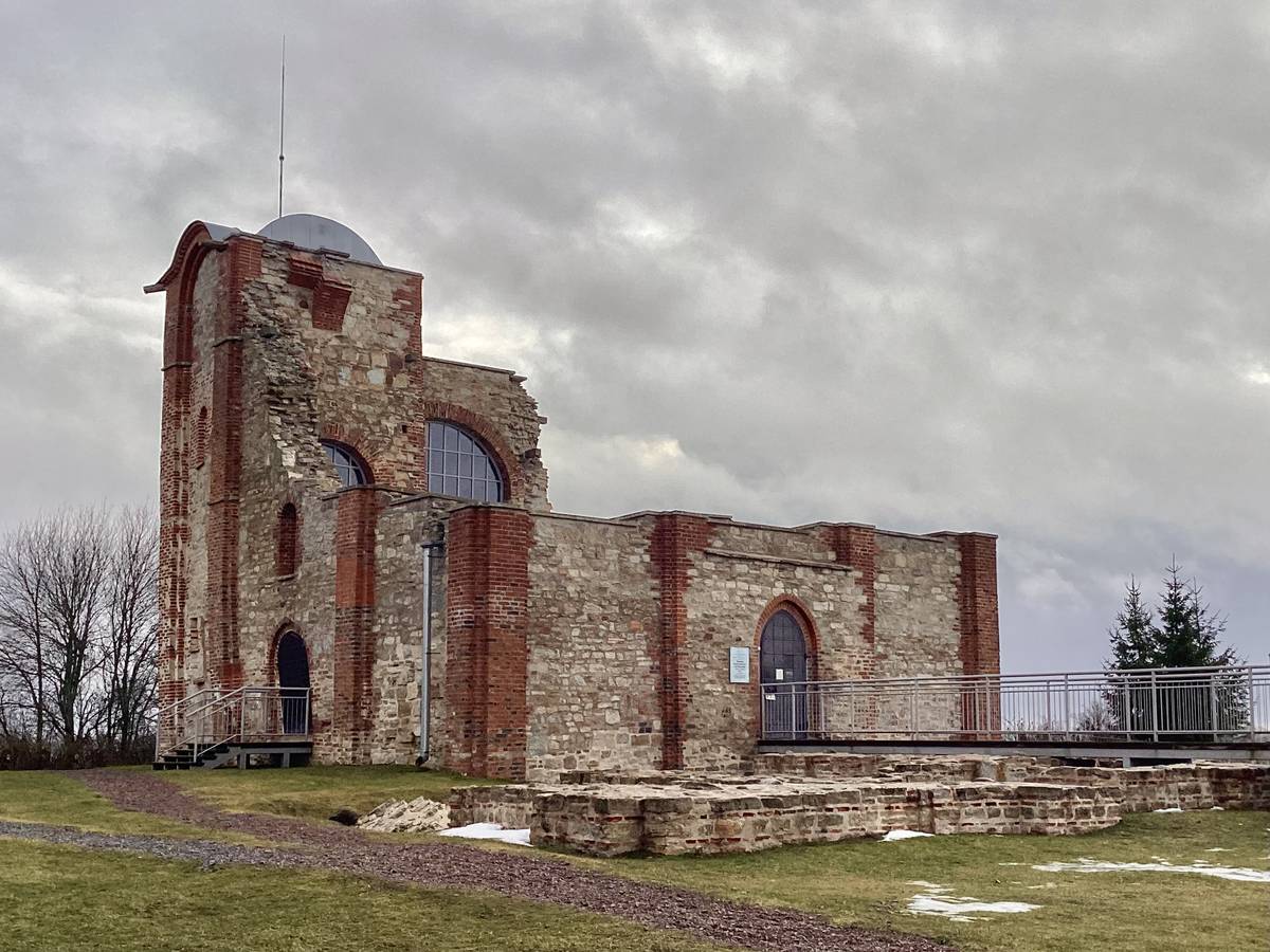 Вид с северо-запада, общий вид в ландшафте. Церковь Благовещения Пресвятой Богородицы на Рюриковом городище, Городище (Новгородский район, Новгородская область)