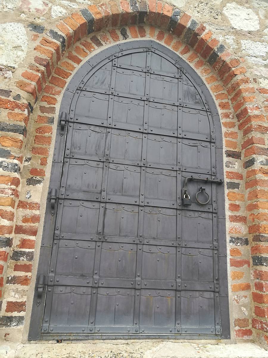 дверь, архитектурные детали. Церковь Благовещения Пресвятой Богородицы на Рюриковом городище, Городище (Новгородский район, Новгородская область)