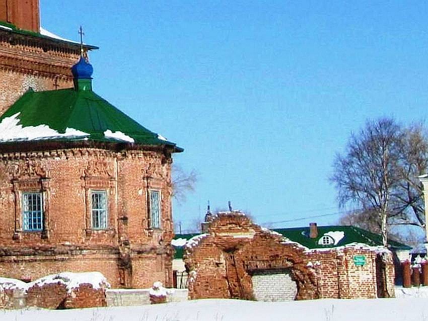Усолье. Спасо-Преображенский женский монастырь. Часовня Спаса Убруса. общий вид в ландшафте