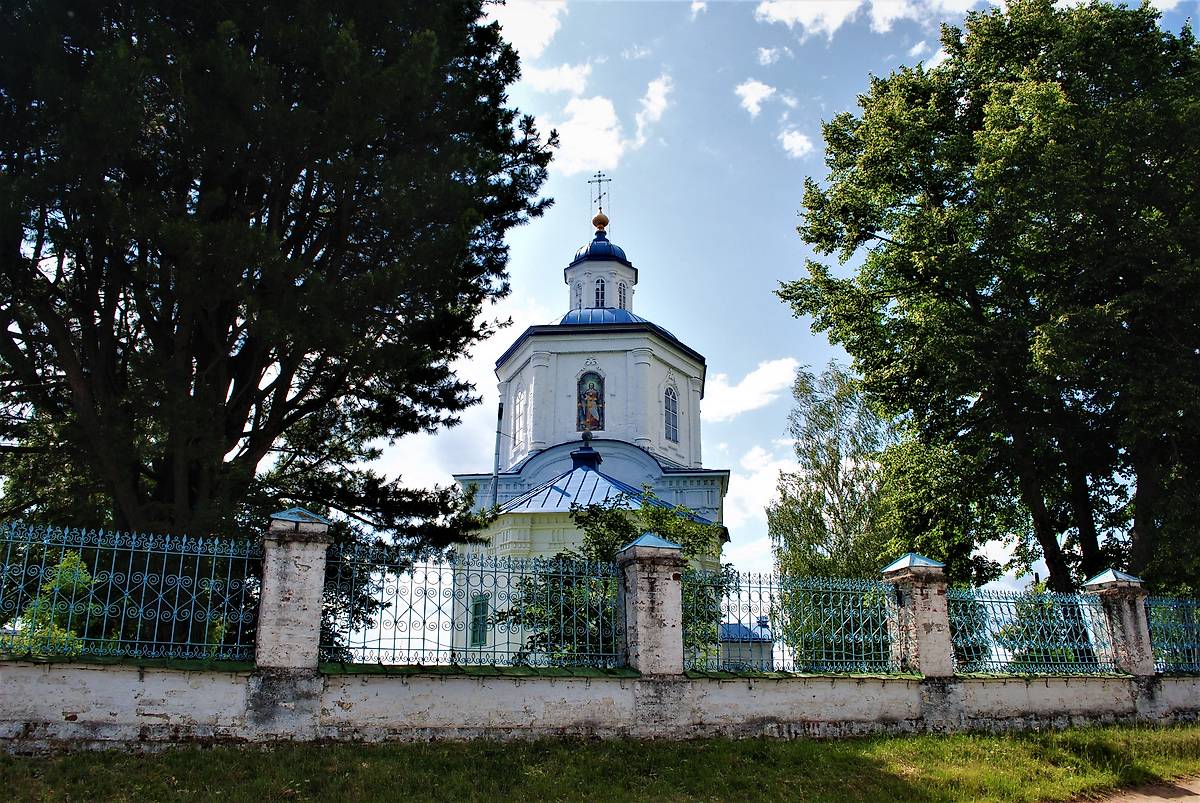 общий вид в ландшафте. Церковь Похвалы Пресвятой Богородицы, Орёл (Усольский район, Пермский край)