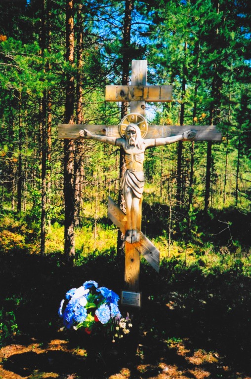 Часовня Георгия Победоносца, Сандармох (Медвежьегорский район, Республика Карелия). фасады, один из многочисленных крестов Сандармоха