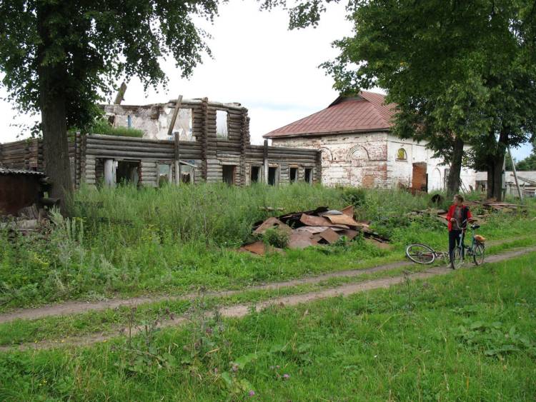 Воскресенский Федоровский мужской монастырь, Сергеево (Шуйский район, Ивановская область). дополнительная информация, Остатки келейного корпуса (конец 19в.), хлебный корпус (вторая пол.19в)