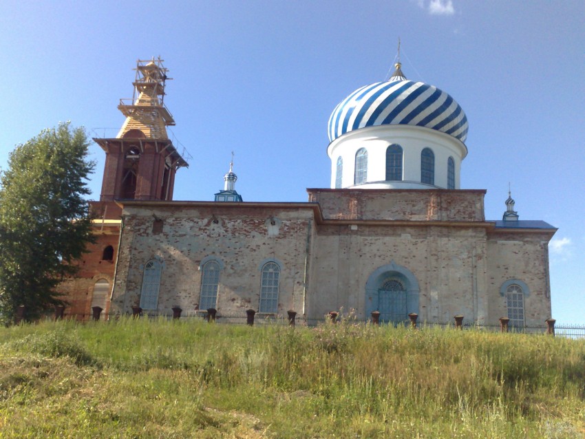 Бирск. Троицкий женский монастырь. Церковь Михаила Архангела. общий вид в ландшафте