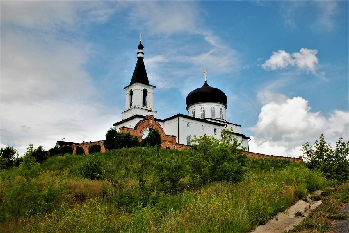 Троицкий женский монастырь. Церковь Михаила Архангела, Бирск (Бирский район, Республика Башкортостан). общий вид в ландшафте