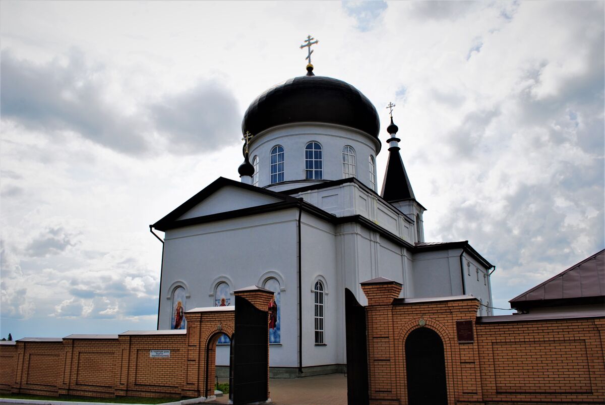 Троицкий женский монастырь. Церковь Михаила Архангела, Бирск (Бирский район, Республика Башкортостан). общий вид в ландшафте