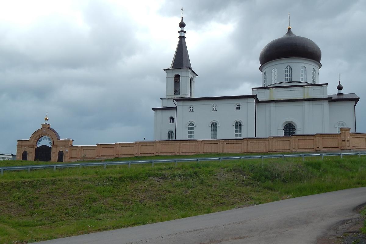 общий вид в ландшафте. Троицкий женский монастырь. Церковь Михаила Архангела, Бирск (Бирский район, Республика Башкортостан)